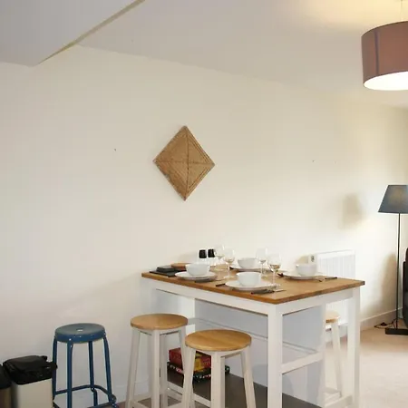 Centrally Located One Bed With Balcony Daire